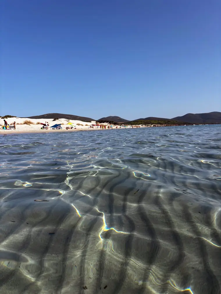 Acqua bassissima e cristallina a pochi passi dalla riva: ideale anche con i bambini.