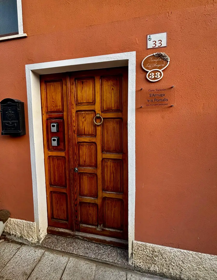 Il portale in legno del civico 33 di Via Cavour, a Teulada